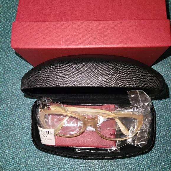 Salvatore Ferragamo women eyeglasses, small frames beige color - Picture 3 of 5